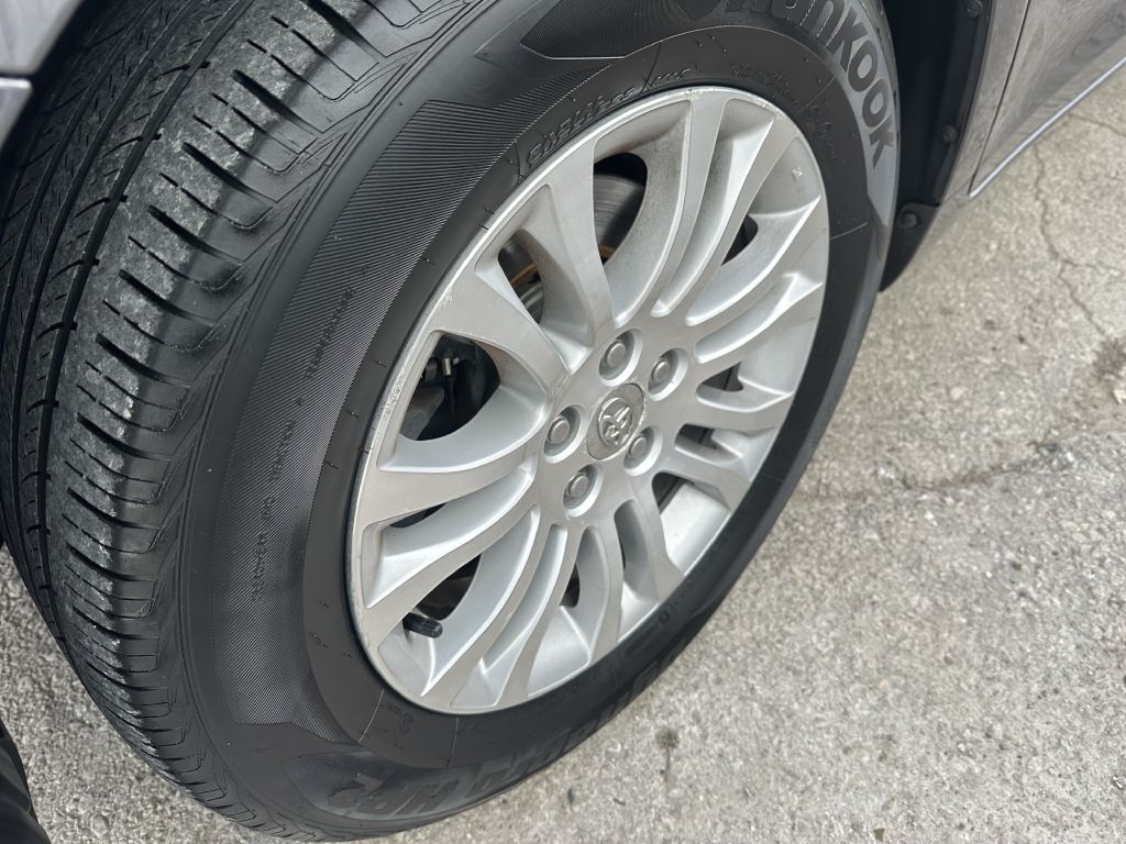 Toyota Sienna 5dr 7-Pass Van V6 XLE AAS FWD (Natl) 2013