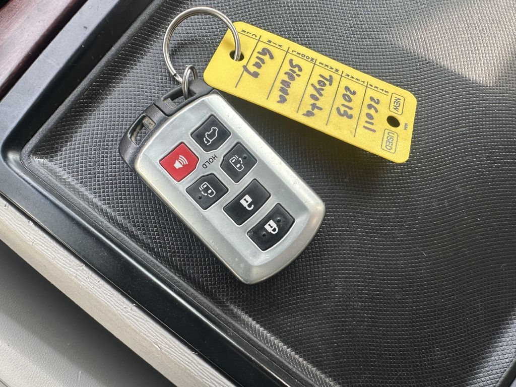 Toyota Sienna 5dr 7-Pass Van V6 XLE AAS FWD (Natl) 2013