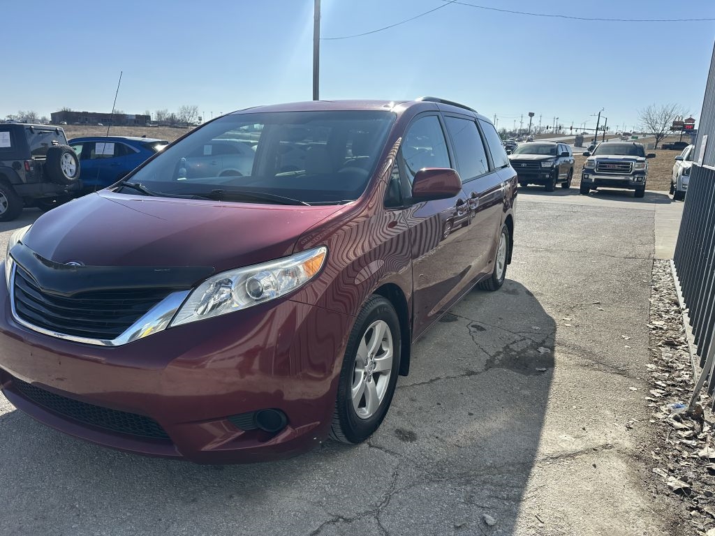 Toyota Sienna 5dr 8-Pass Van V6 LE FWD (Natl) 2014