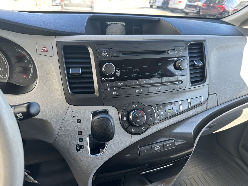 Toyota Sienna 5dr 8-Pass Van V6 LE FWD (Natl) 2014