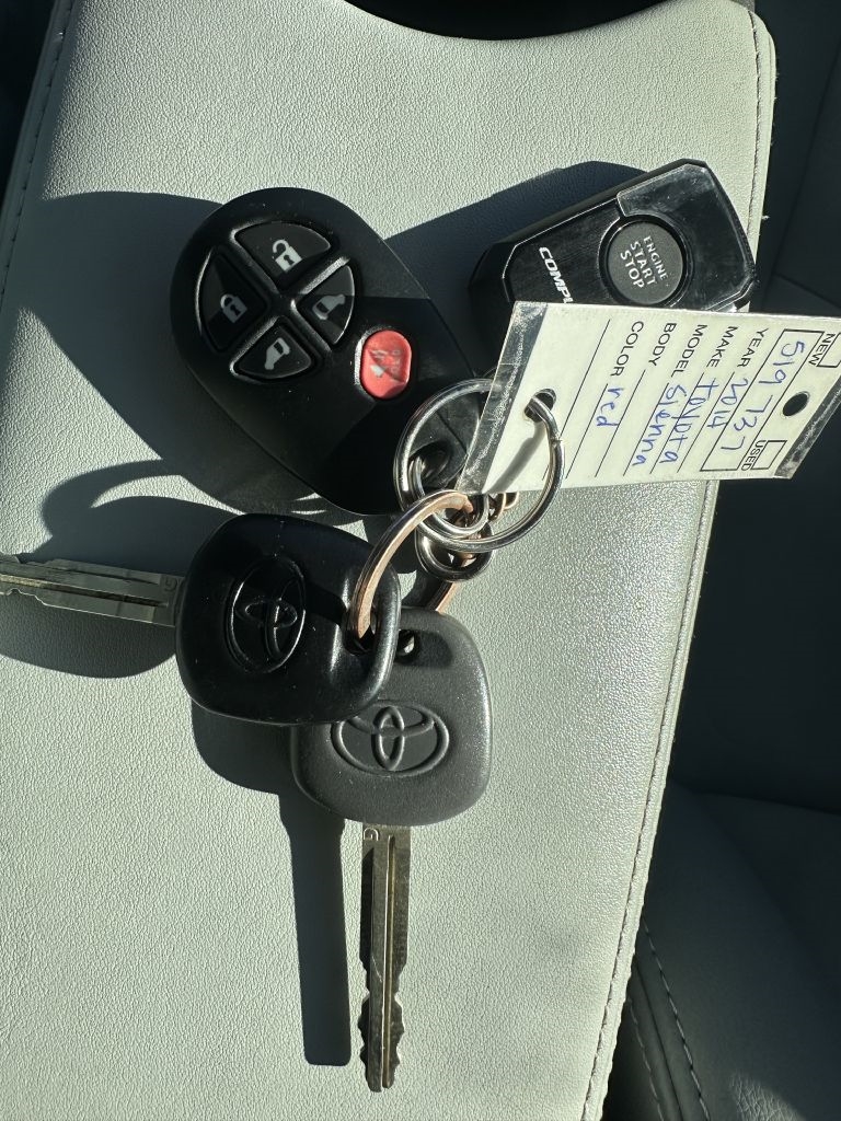 Toyota Sienna 5dr 8-Pass Van V6 LE FWD (Natl) 2014