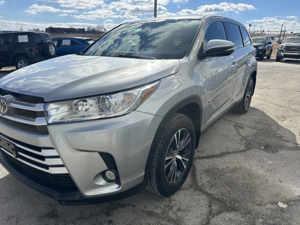 Toyota Highlander LE V6 AWD (Natl) 2019