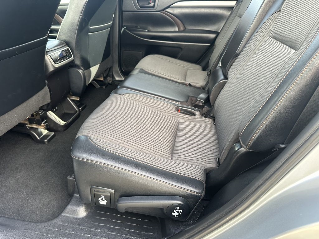 Toyota Highlander LE V6 AWD (Natl) 2019