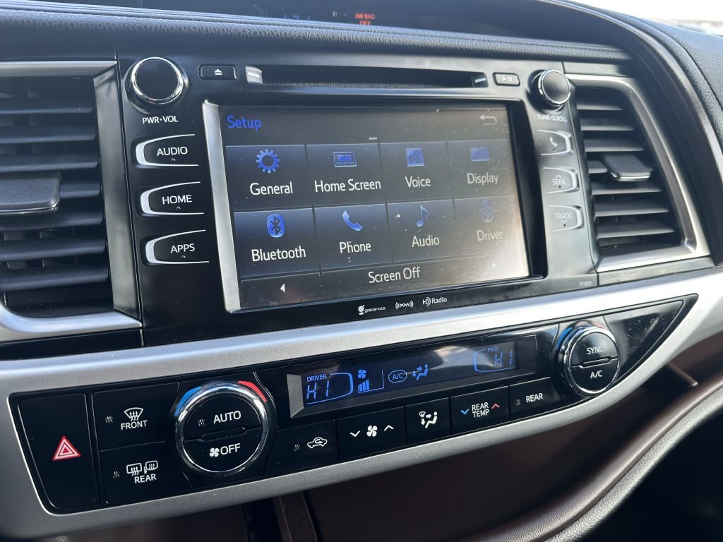 Toyota Highlander LE V6 AWD (Natl) 2019