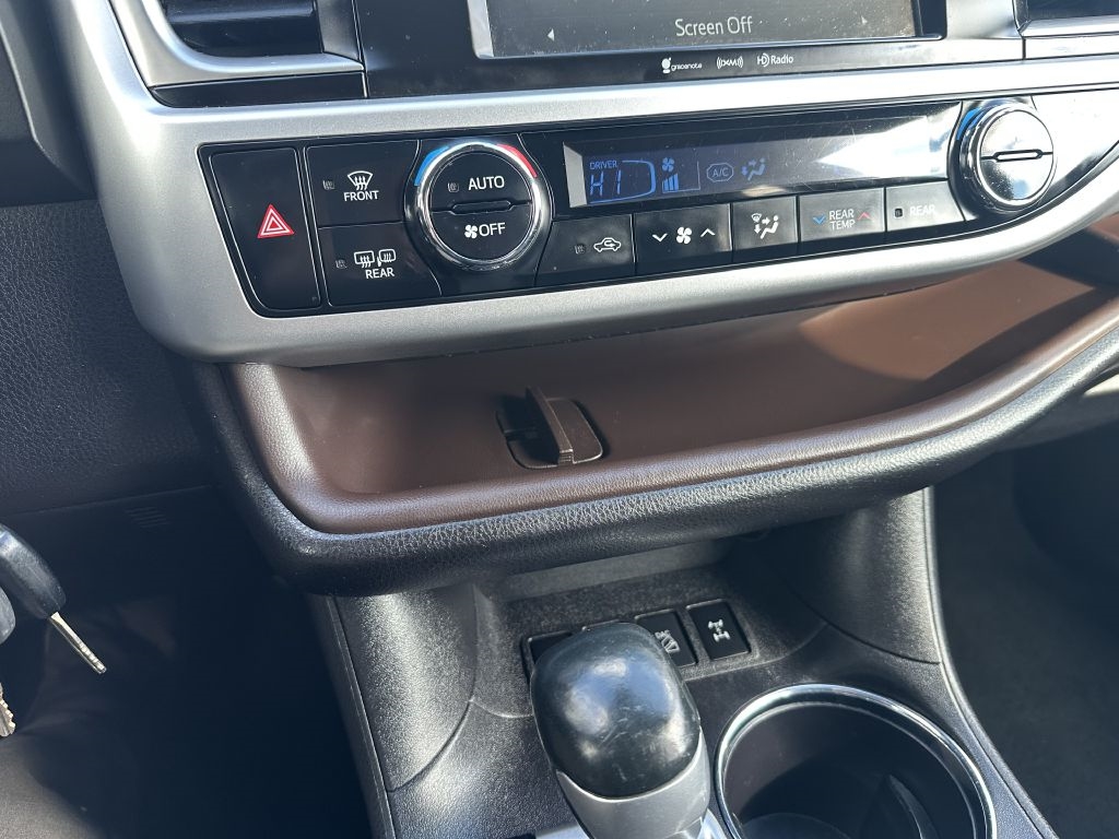 Toyota Highlander LE V6 AWD (Natl) 2019