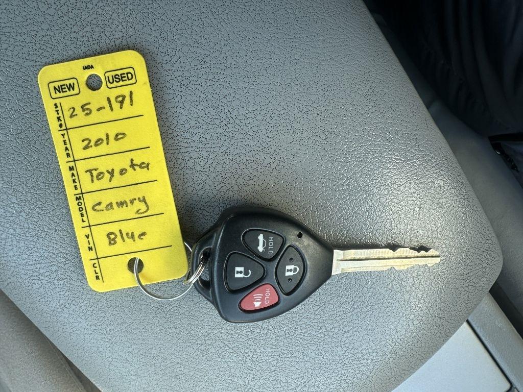 Toyota Camry 4dr Sdn I4 Man (Natl) 2010