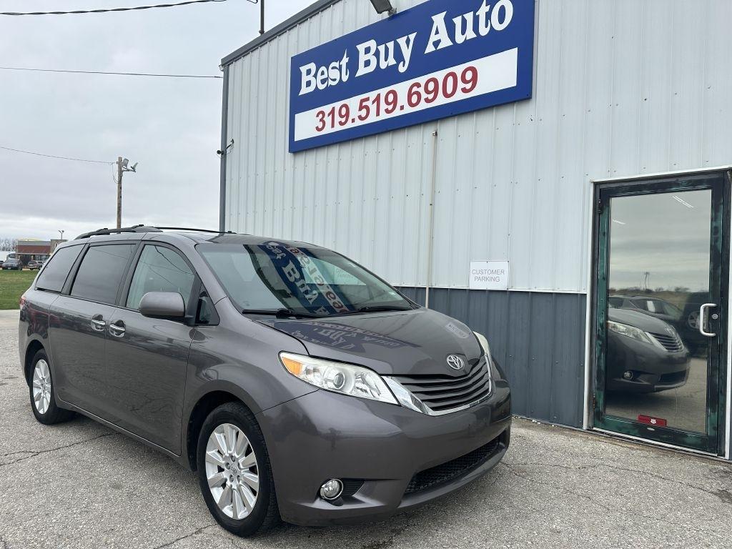 Toyota Sienna 5dr 7-Pass Van V6 XLE AWD (Natl) 2011