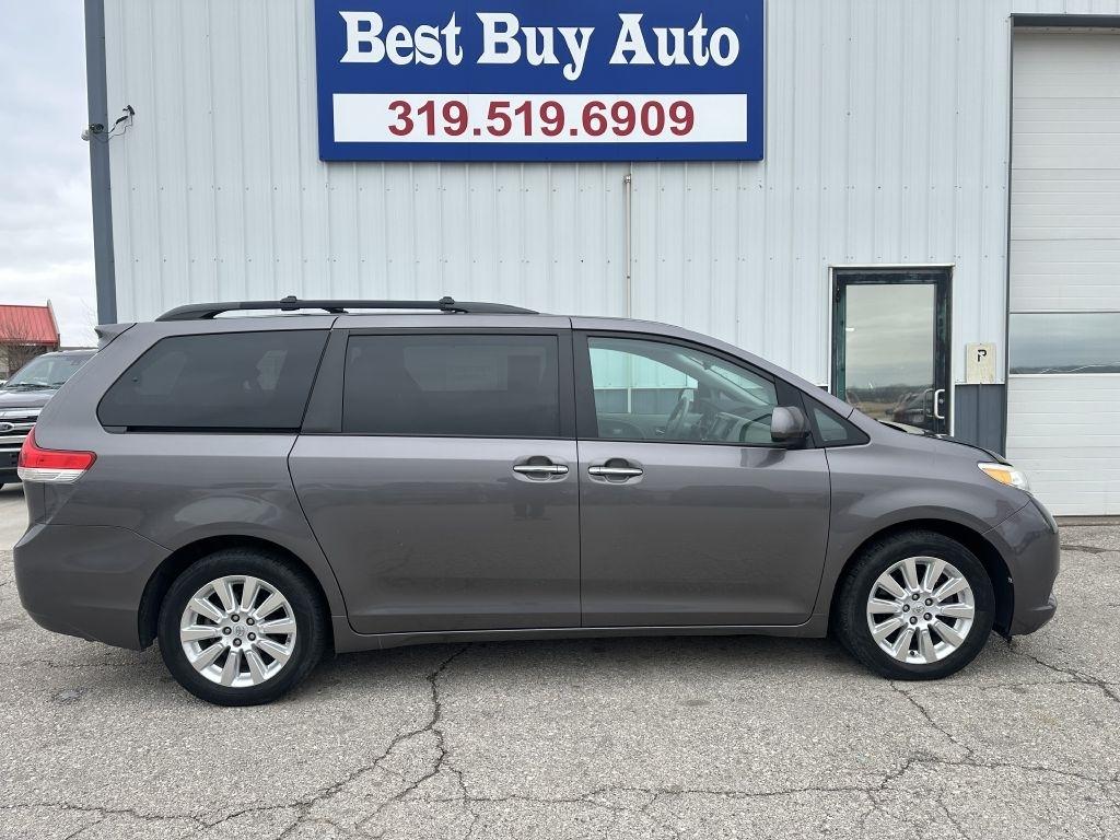 Toyota Sienna 5dr 7-Pass Van V6 XLE AWD (Natl) 2011