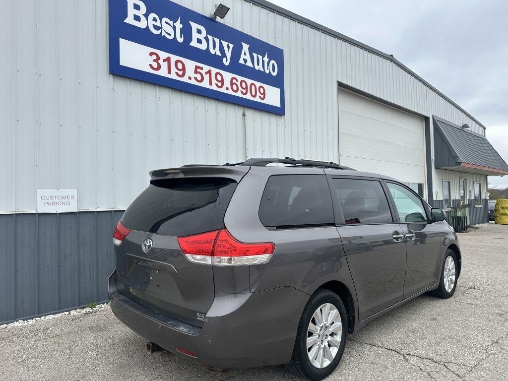 Toyota Sienna 5dr 7-Pass Van V6 XLE AWD (Natl) 2011