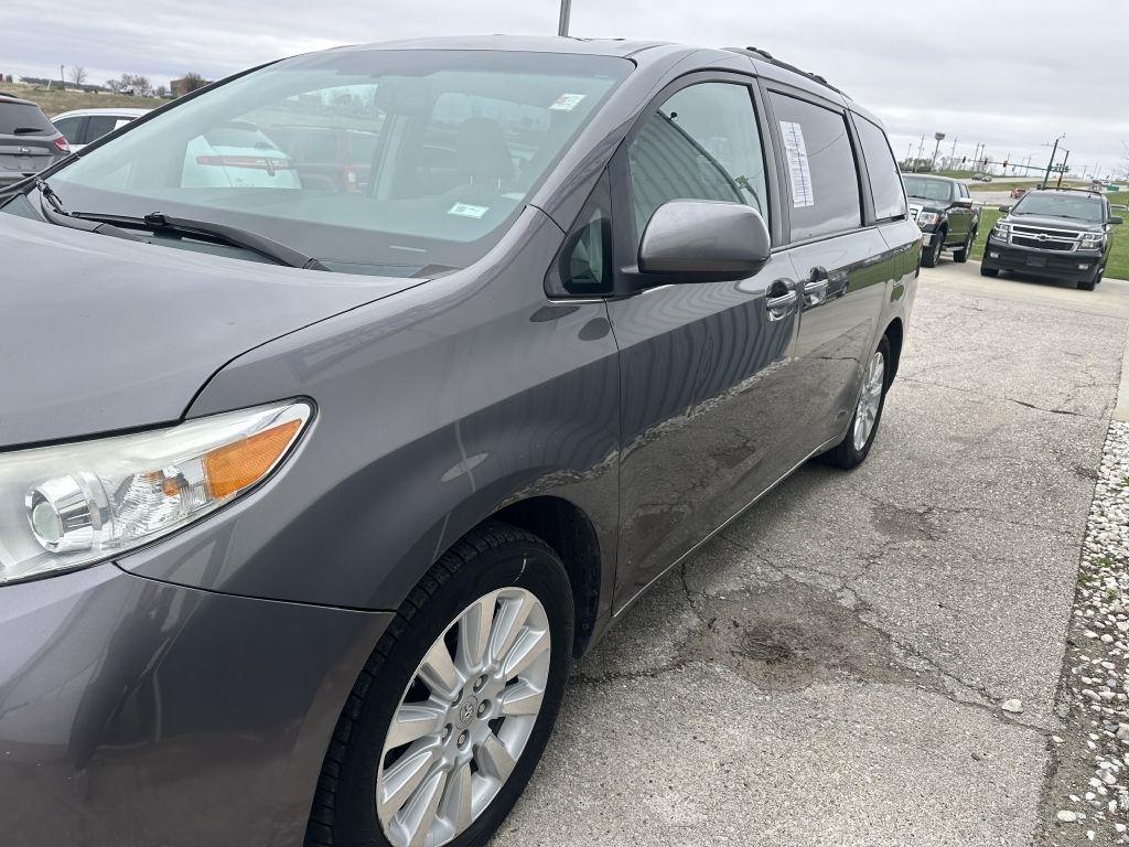 Toyota Sienna 5dr 7-Pass Van V6 XLE AWD (Natl) 2011