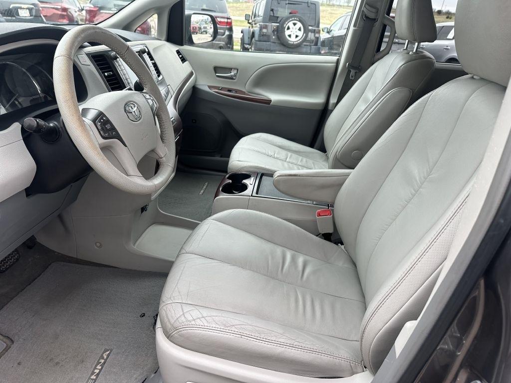 Toyota Sienna 5dr 7-Pass Van V6 XLE AWD (Natl) 2011