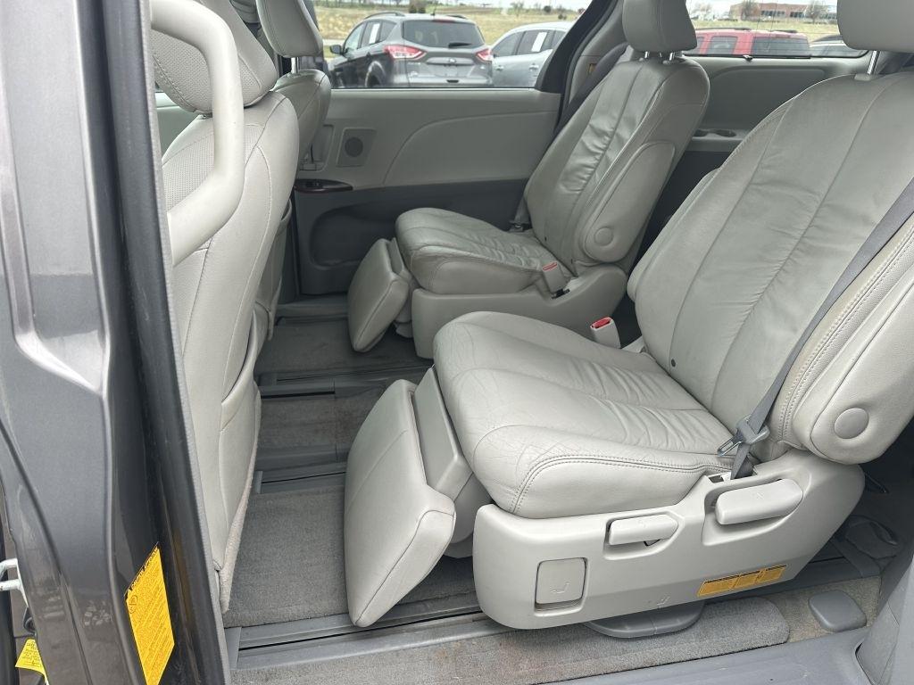 Toyota Sienna 5dr 7-Pass Van V6 XLE AWD (Natl) 2011