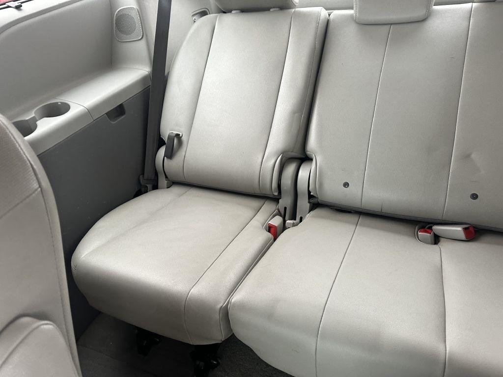 Toyota Sienna 5dr 7-Pass Van V6 XLE AWD (Natl) 2011