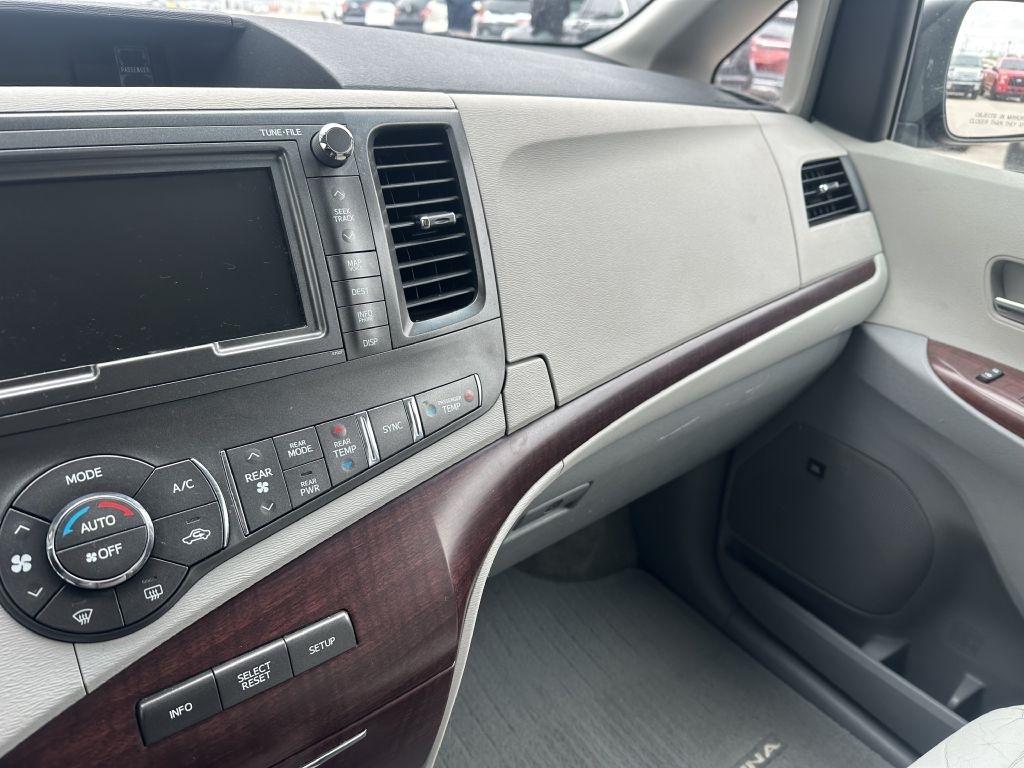 Toyota Sienna 5dr 7-Pass Van V6 XLE AWD (Natl) 2011