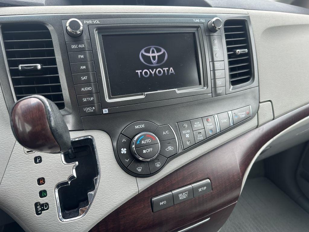 Toyota Sienna 5dr 7-Pass Van V6 XLE AWD (Natl) 2011