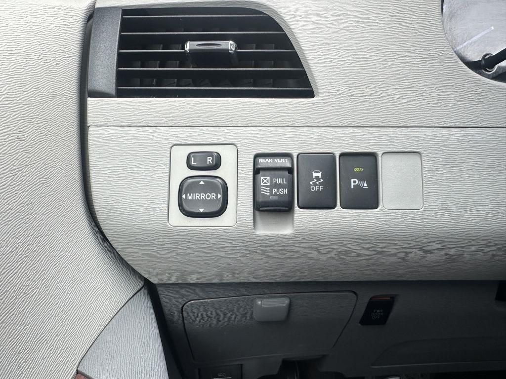 Toyota Sienna 5dr 7-Pass Van V6 XLE AWD (Natl) 2011