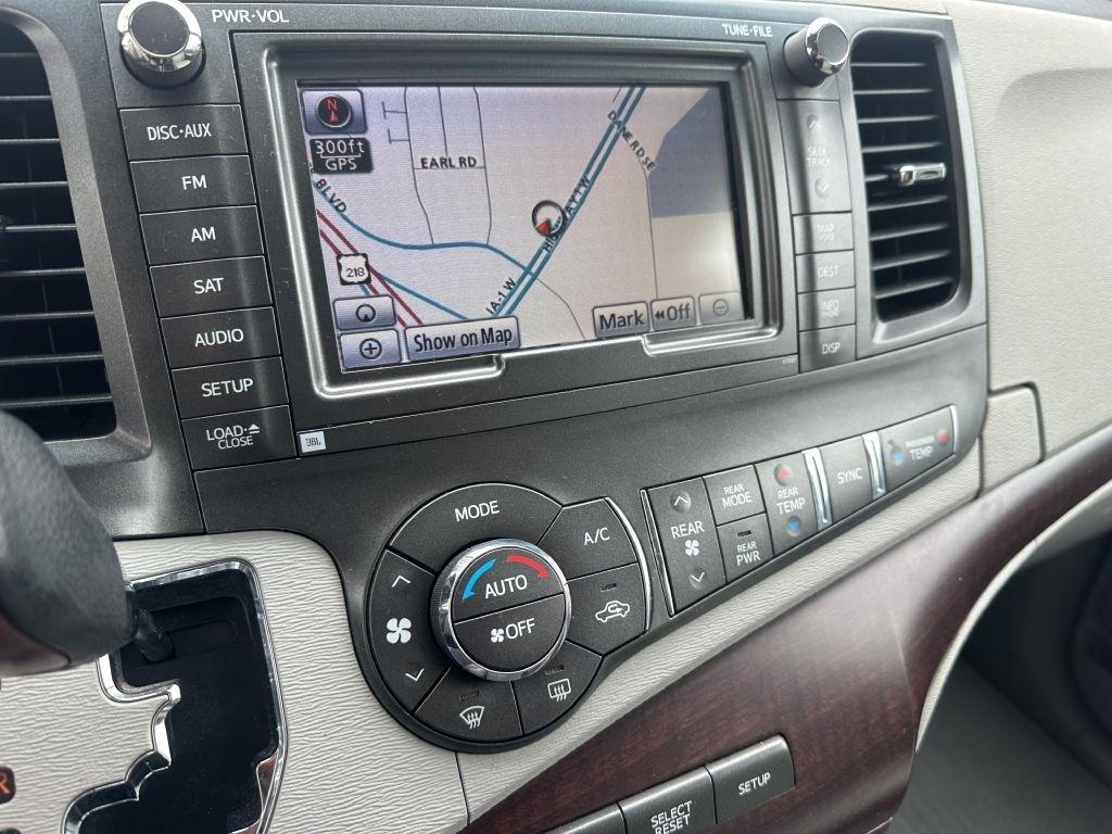 Toyota Sienna 5dr 7-Pass Van V6 XLE AWD (Natl) 2011