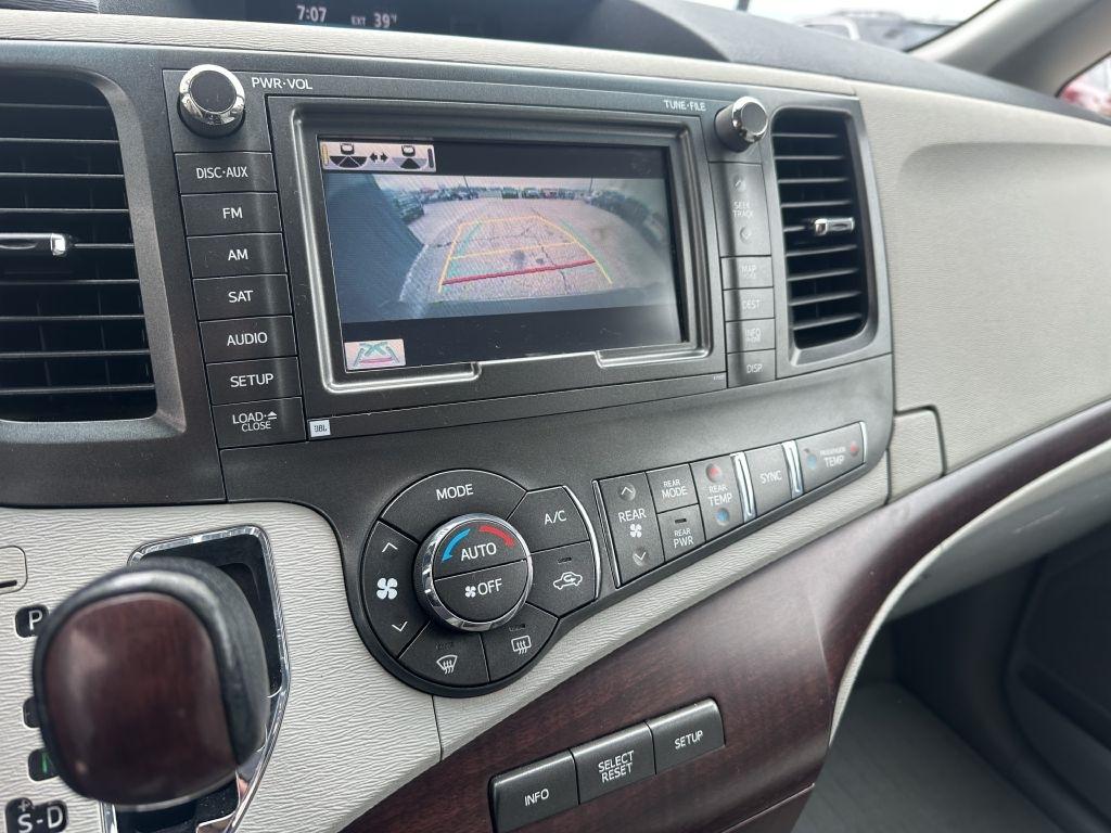 Toyota Sienna 5dr 7-Pass Van V6 XLE AWD (Natl) 2011