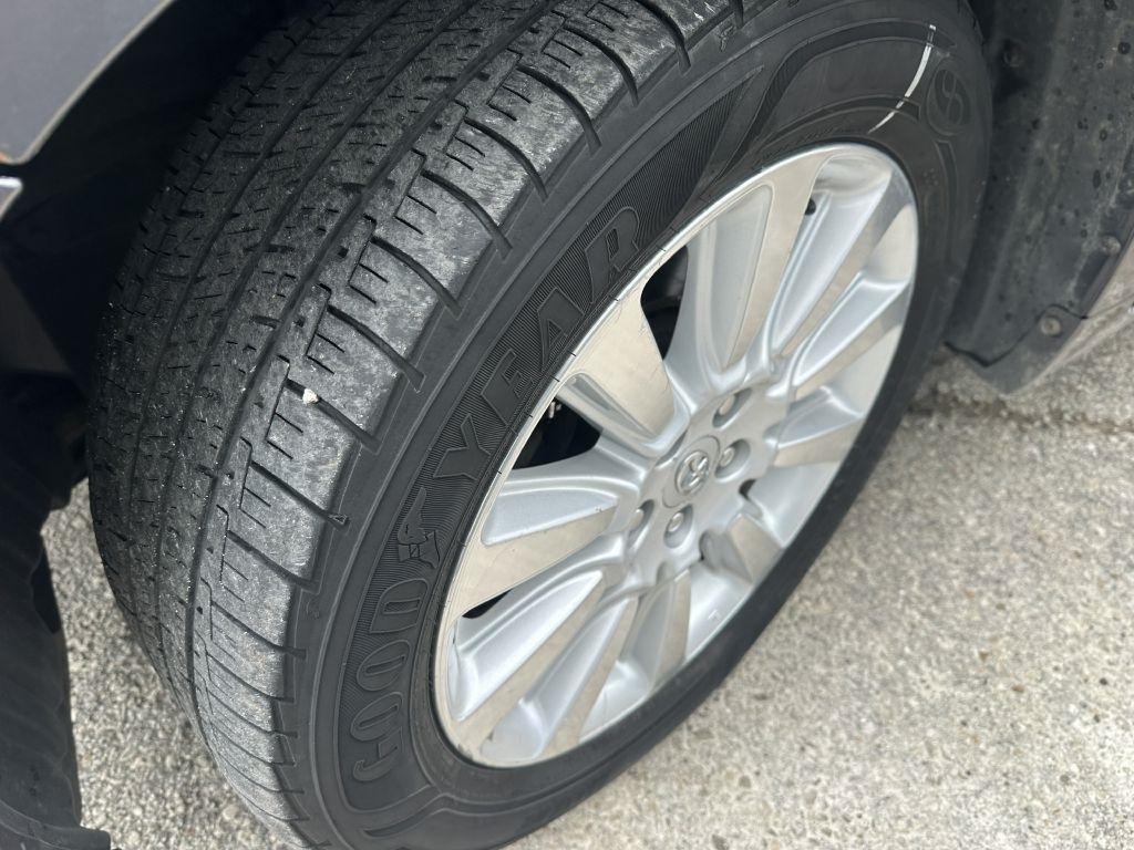 Toyota Sienna 5dr 7-Pass Van V6 XLE AWD (Natl) 2011