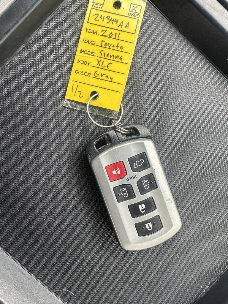 Toyota Sienna 5dr 7-Pass Van V6 XLE AWD (Natl) 2011