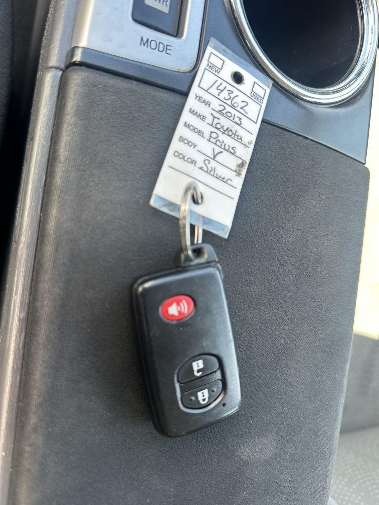 Toyota Prius V 5dr Wgn Three (Natl) 2013