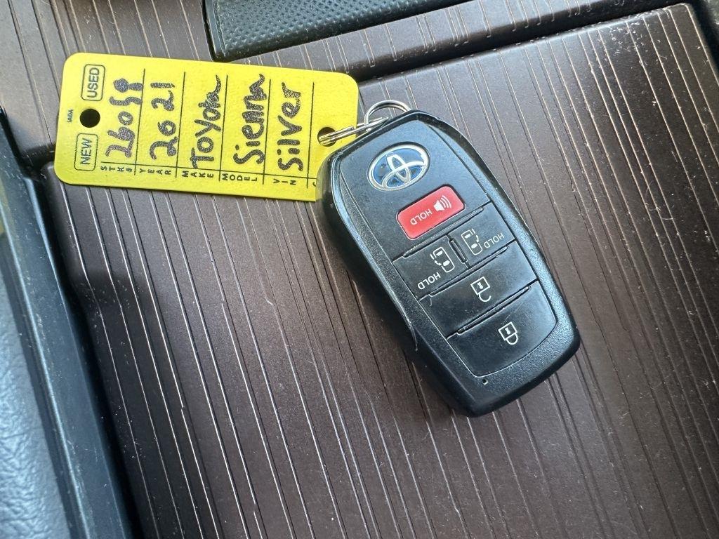 Toyota Sienna LE AWD 8-Passenger (Natl) 2021