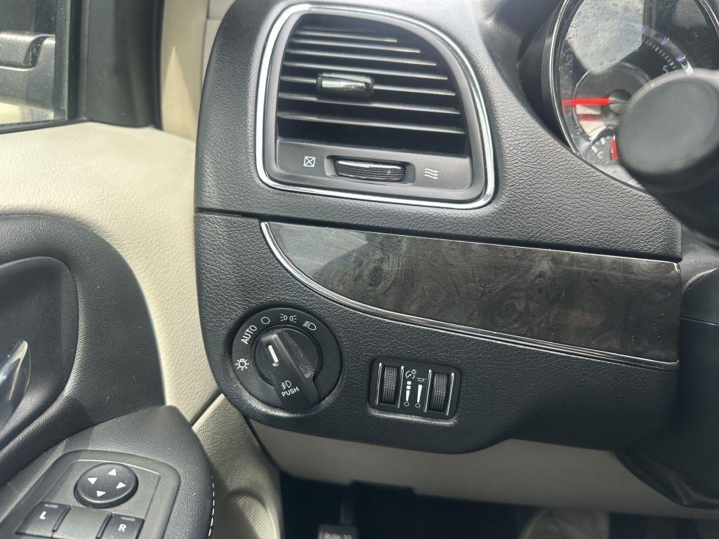 Chrysler Town & Country 4dr Wgn Touring-L 2013