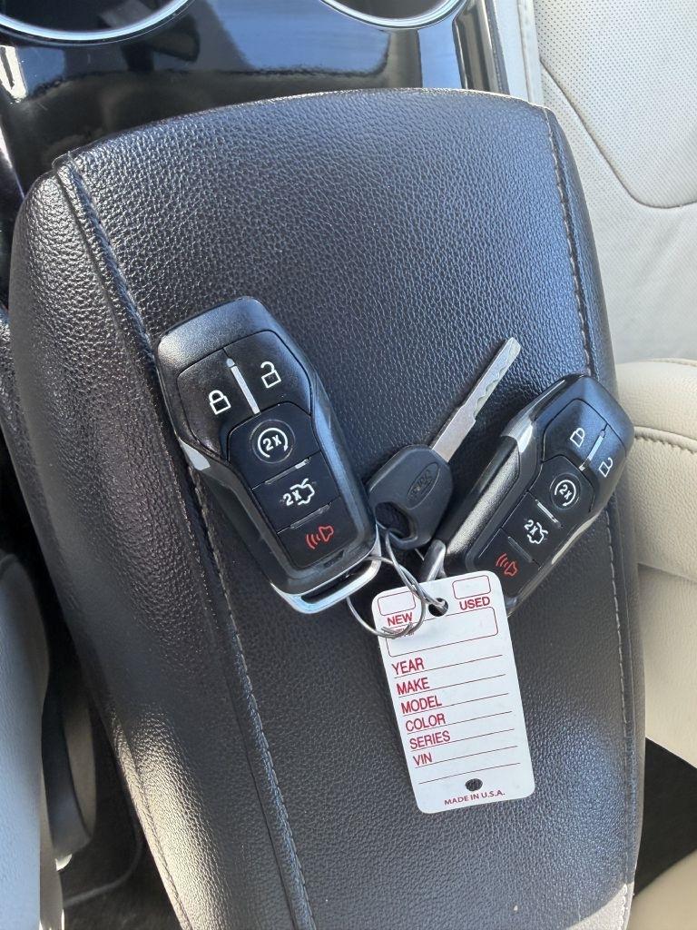 Ford Fusion 4dr Sdn Titanium Hybrid FWD 2015