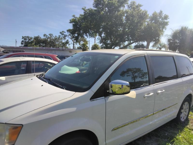 Chrysler Town & Country Touring-L 2012