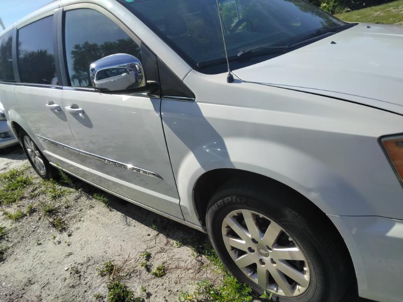 Chrysler Town & Country Touring-L 2012