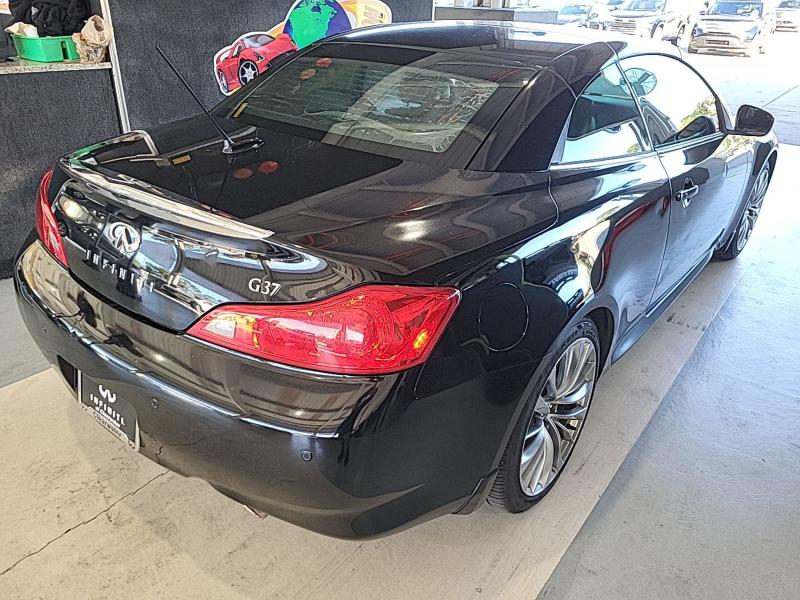 Infiniti G Convertible  2011