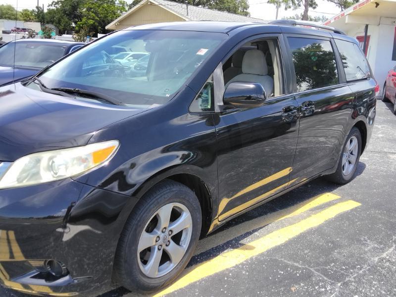 Toyota Sienna LE 8-Pass V6 2011