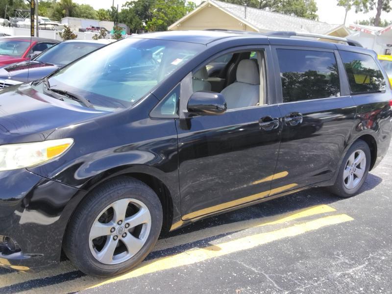Toyota Sienna LE 8-Pass V6 2011