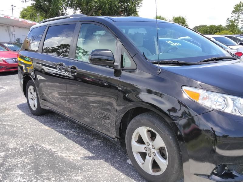 Toyota Sienna LE 8-Pass V6 2011
