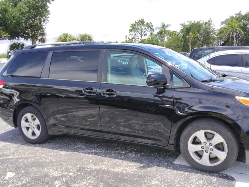 Toyota Sienna LE 8-Pass V6 2011