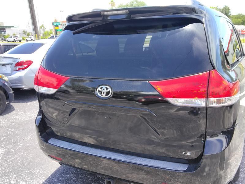 Toyota Sienna LE 8-Pass V6 2011
