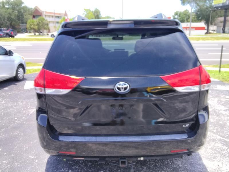 Toyota Sienna LE 8-Pass V6 2011
