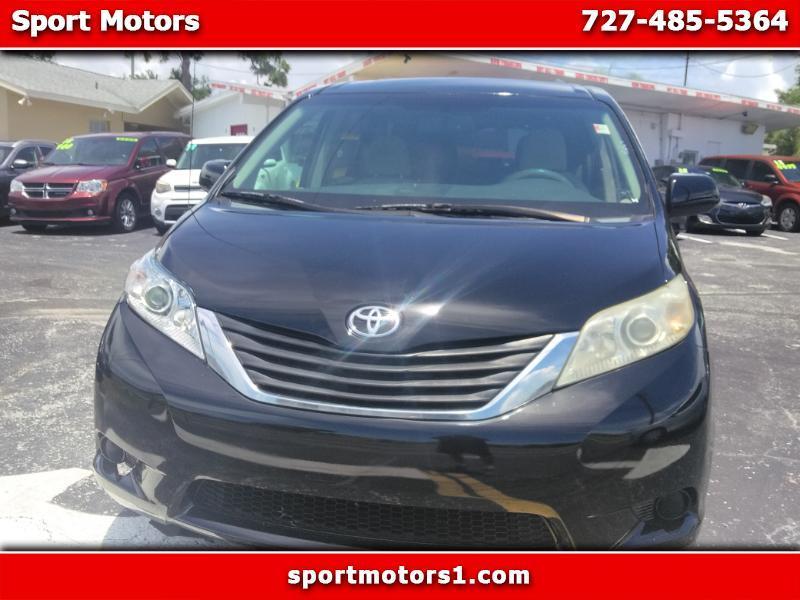 Toyota Sienna LE 8-Pass V6 2011