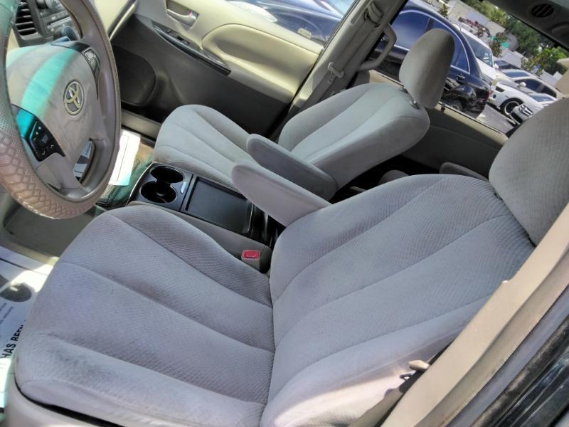 Toyota Sienna LE 8-Pass V6 2011