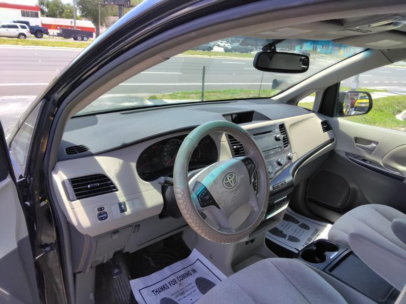 Toyota Sienna LE 8-Pass V6 2011