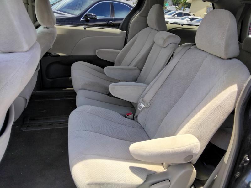 Toyota Sienna LE 8-Pass V6 2011