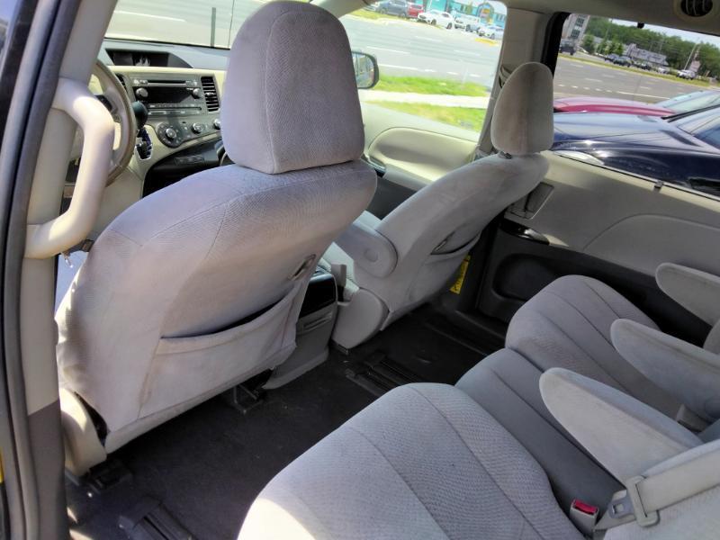 Toyota Sienna LE 8-Pass V6 2011