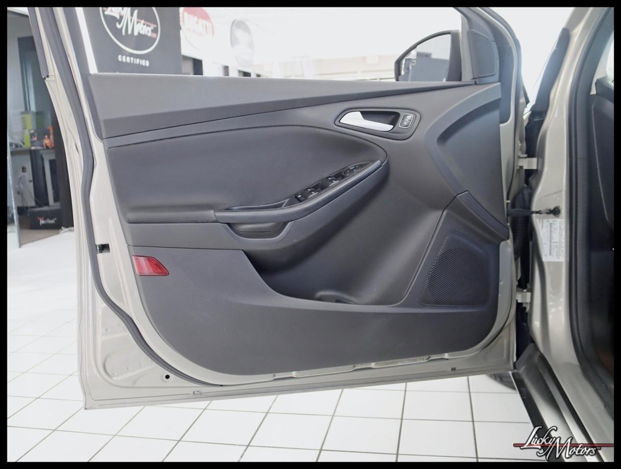 Ford Focus SE Sedan 2016
