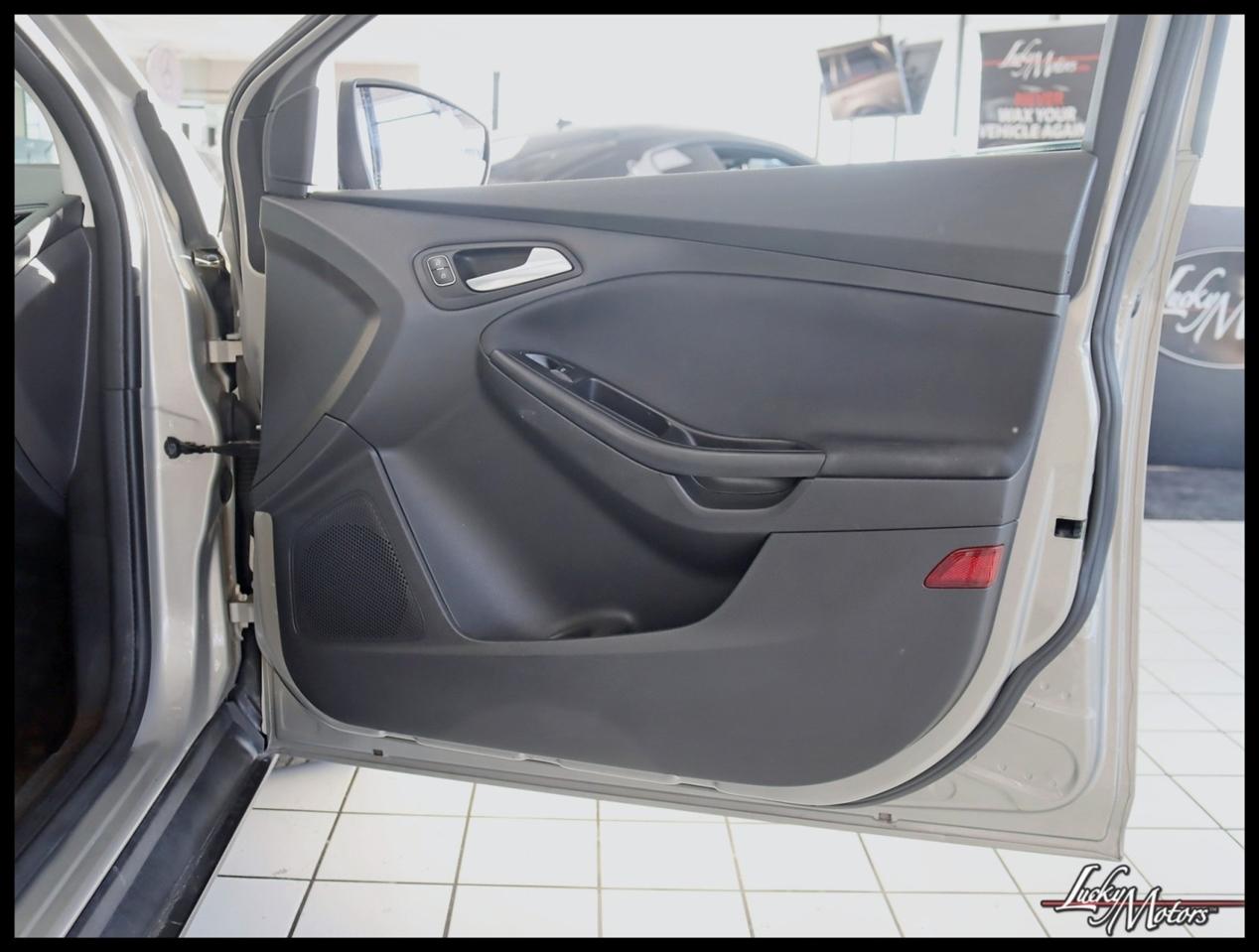 Ford Focus SE Sedan 2016