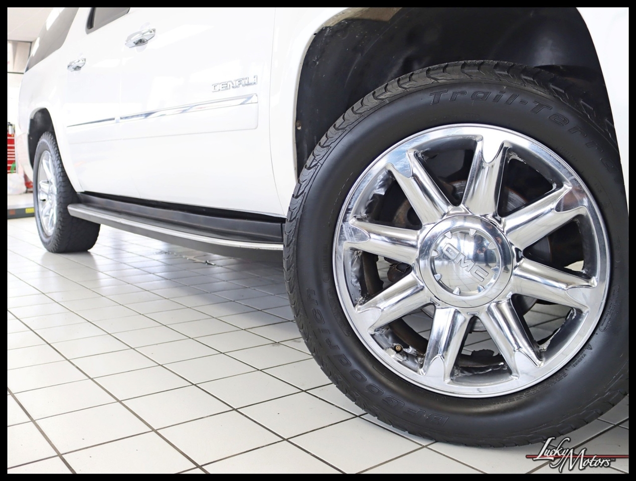 GMC Yukon Denali XL 4WD 2011