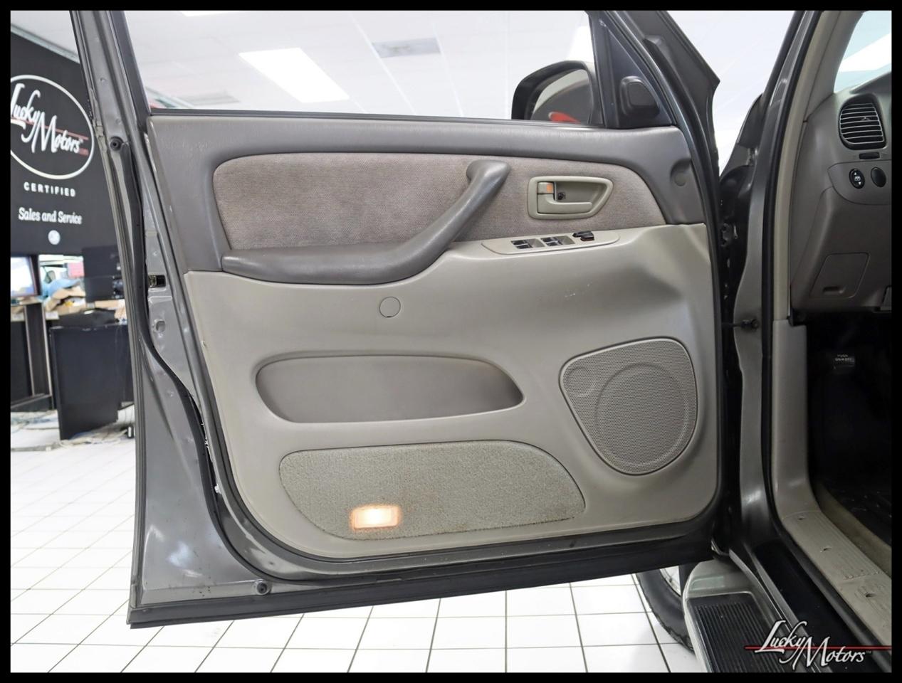 Toyota Sequoia SR5 4WD 2003