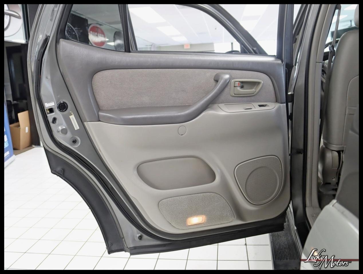 Toyota Sequoia SR5 4WD 2003