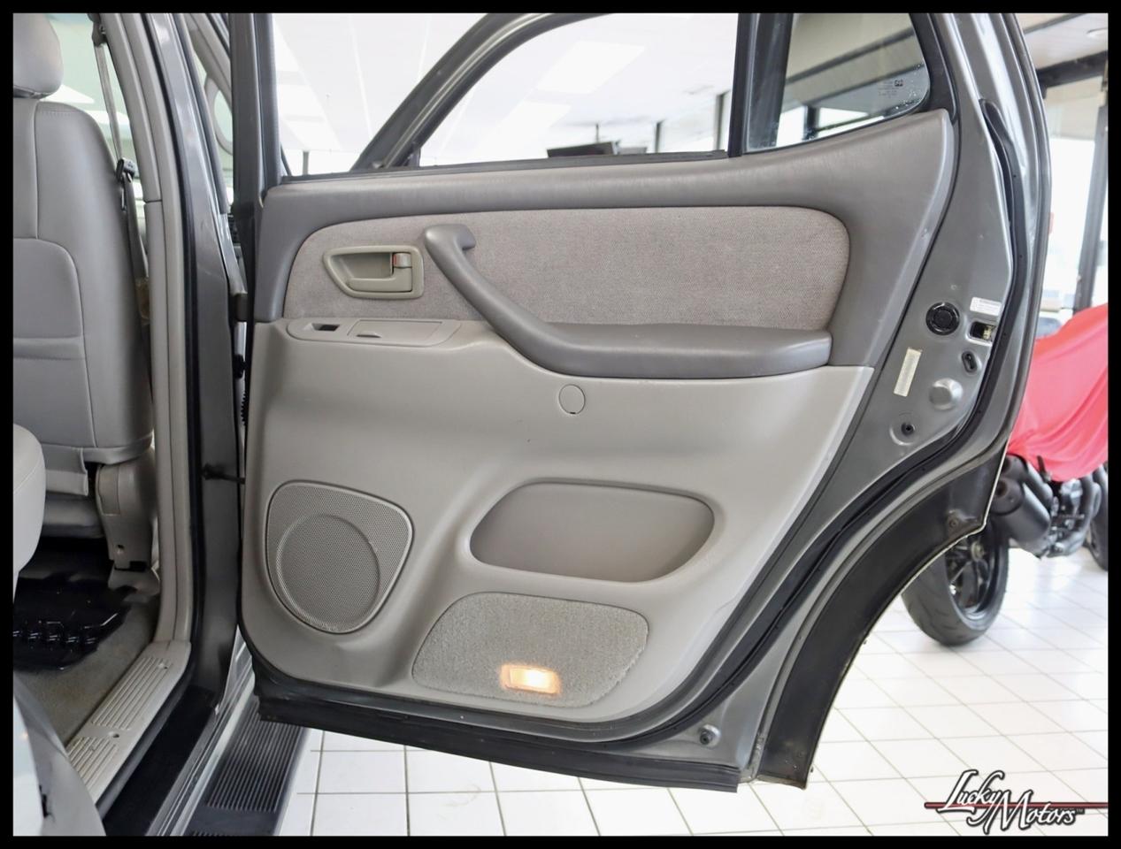 Toyota Sequoia SR5 4WD 2003