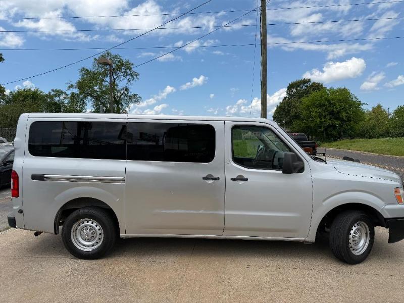 Nissan NV Passenger 3500 SV V6 2017