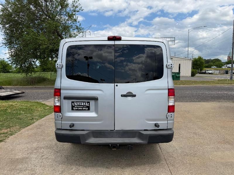 Nissan NV Passenger 3500 SV V6 2017
